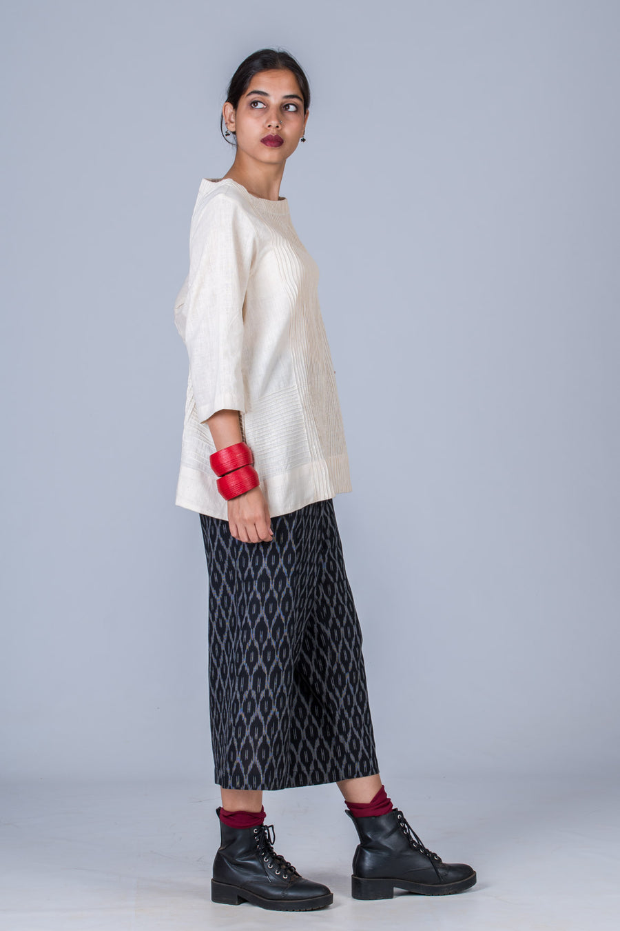 Off-white Handwoven Handspun Pintuck with Ikat - Pari set